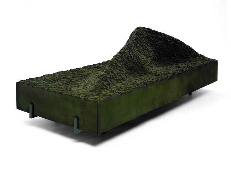 1.- Sofa 'Pyrenees' (Green) - cortesía Machado-Muñoz
