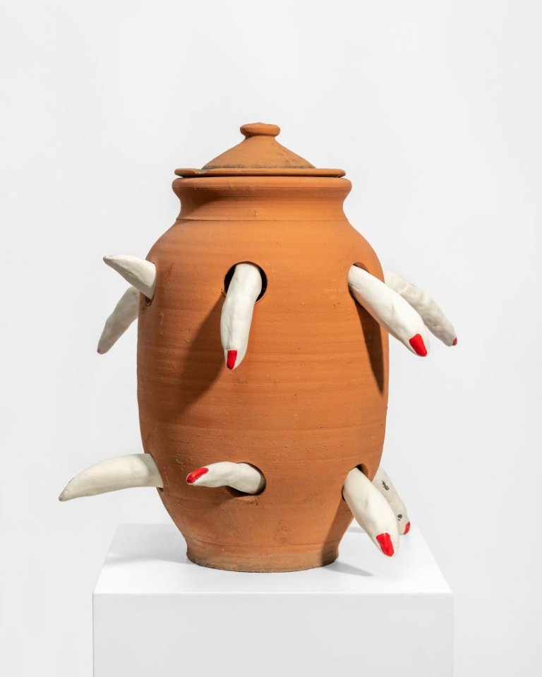 Les soupirs, etc. (2022, écnica mixta. Collage, vasija, barro, gres, pintura, pintura) de Carmen Calvo en Rafael Ortíz.