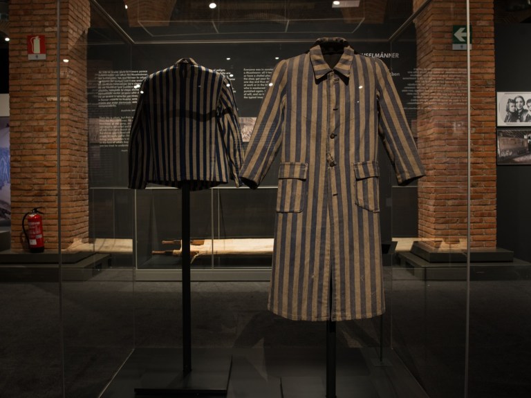 Vestimenta de prisioneros expuesta en Centro de Exposiciones Arte Canal