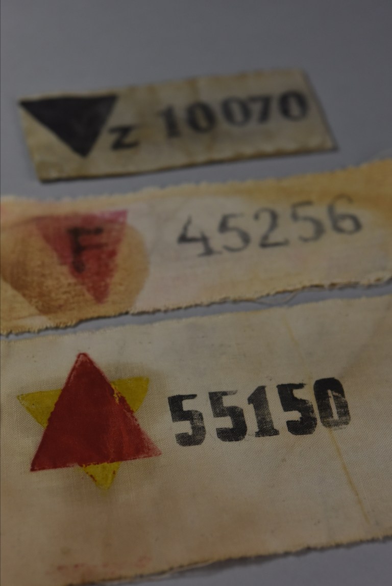 Brazaletes de prisioneros funcionarios de Auschwitz. Colección del Museo Estatal de Auschwitz-Birkenau - Foto por Pawel Sawicki © Auschwitz-Birkenau State Museum - Musealia